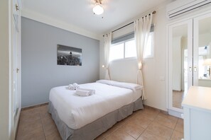 1 chambre, fer et planche à repasser