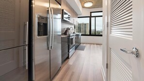 Een koelkast, een eettafel