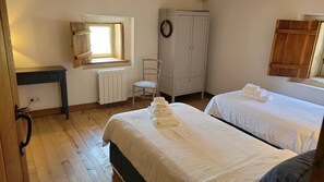 2 slaapkamers, een strijkplank/strijkijzer, gratis wifi, beddengoed