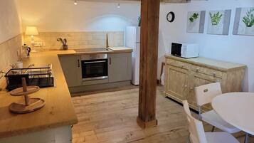 Een koelkast, een microgolfoven, een oven, een kookplaat