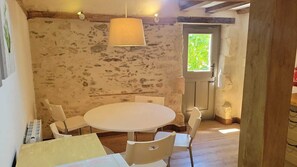 Dining - La Boissière - A charming village in a green setting - Swimming pool - Tennis court (La Caillère-Saint-Hilaire)