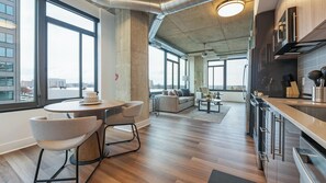 Kühlschrank, Esstisch