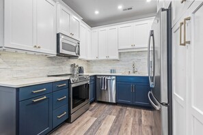 Réfrigérateur, micro-ondes, four, lave-vaisselle