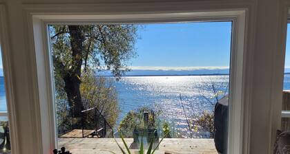 Stunning views, cottage charm and modern luxury converge in the 1000 Islands!