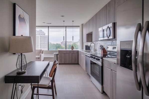 Réfrigérateur, table de salle à manger