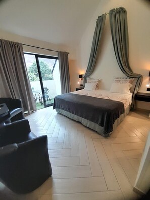 Suite, Balcony, Mountain View | In-room safe, blackout drapes, free WiFi