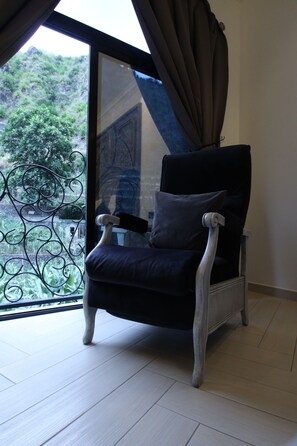 Suite, 1 King Bed, Mountain View