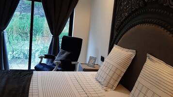 Suite, 1 trĂšs grand lit, vue montagne | Coffres-forts dans les chambres, rideaux occultants, Wi-Fi gratuit