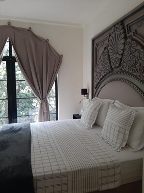 Suite Deluxe, vista a la montaña | Caja de seguridad en la habitación, cortinas blackout y wifi gratis 