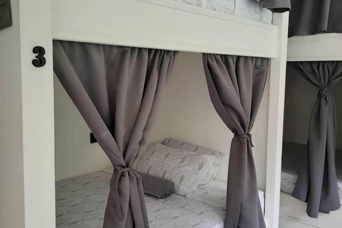 Dormitorio compartido, vista a la montaña | Caja de seguridad en la habitación, cortinas blackout y wifi gratis