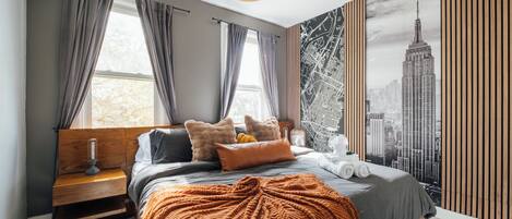 2 quartos, escrivaninha, ferros/tábuas de passar roupa, berço de viagem