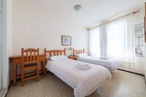 Casa | 1 dormitorio y tabla de planchar con plancha