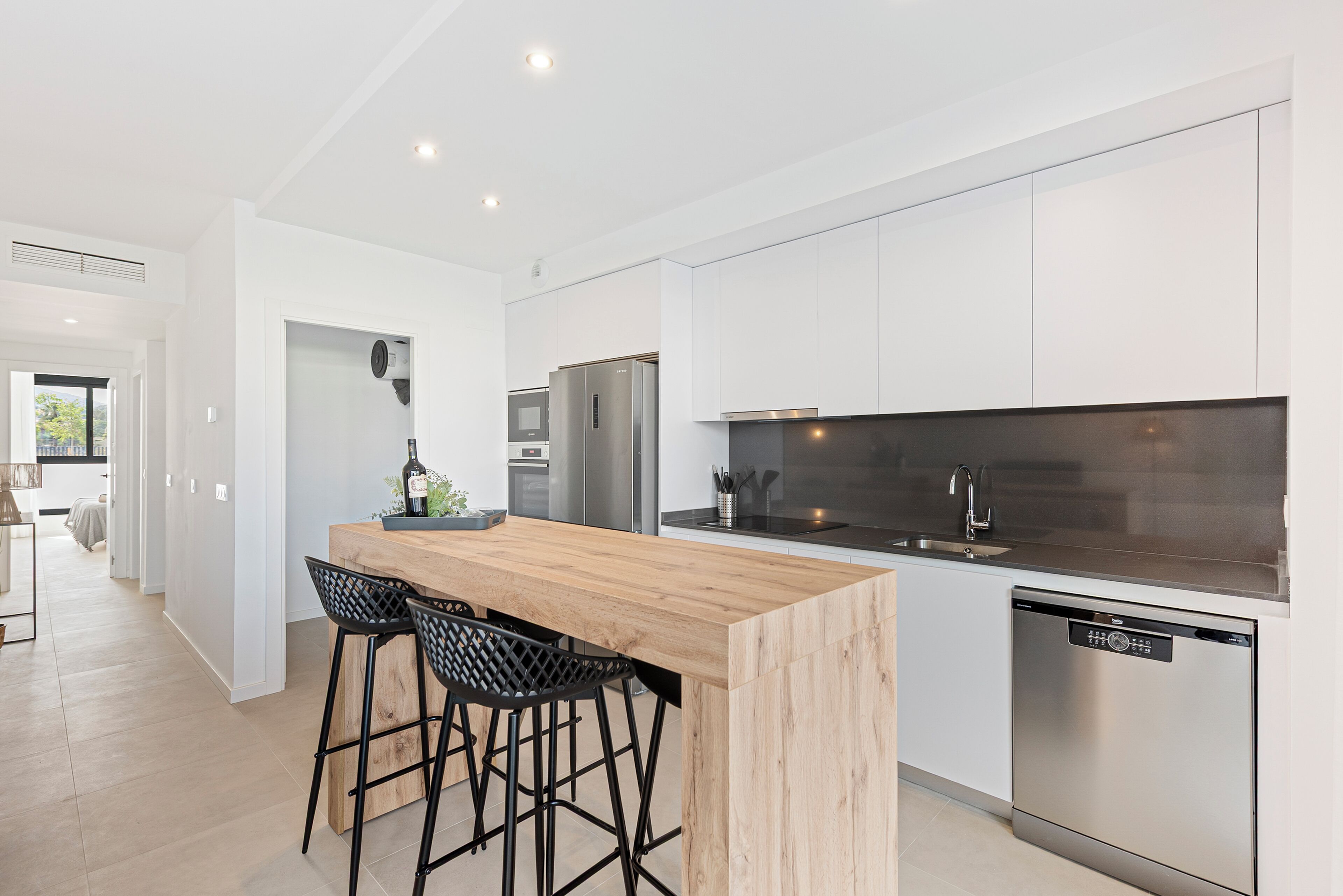 Een koelkast, een microgolfoven, een oven, een kookplaat