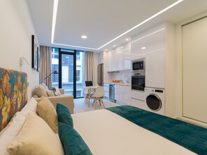 1 habitación y espacio para trabajar con laptop