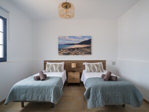 3 chambres, fer et planche à repasser