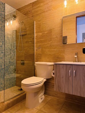 Dusche, Haartrockner, Handtücher