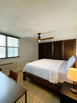 3 Schlafzimmer, Schreibtisch, Bügeleisen/Bügelbrett, Reisekinderbett