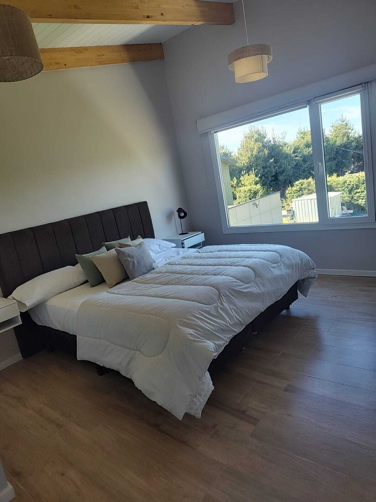 2 soverom, safe på rommet, strykejern/-brett og reiseseng for barn