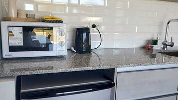 Frigorífico, microondas, placa de cocina y cafetera o tetera