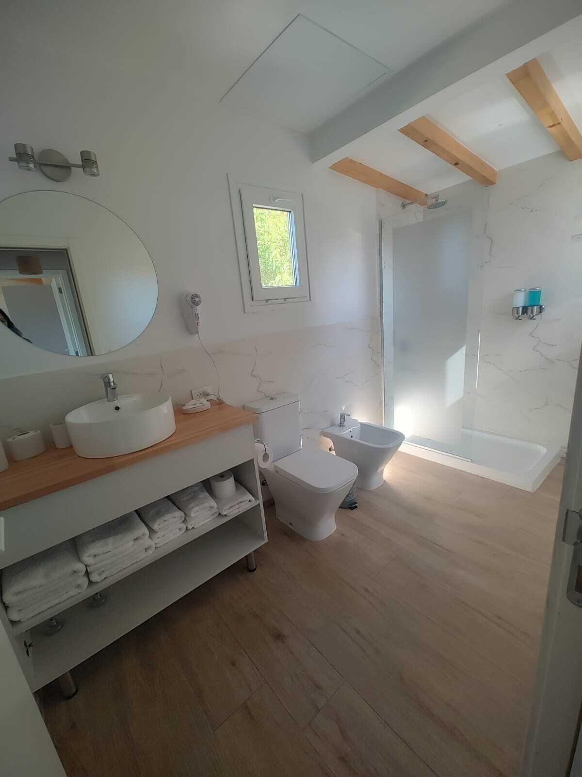 Douche, séchoir à cheveux, bidet, serviettes fournies