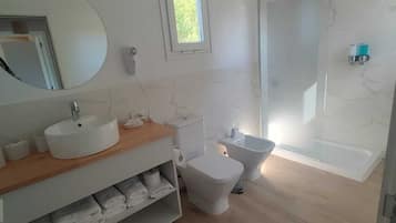 Dusche, Haartrockner, Bidet, Handtücher