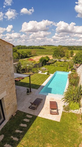 Piscine à débordement chauffée et sécurisée avec vue, à pied d'un restaurant.