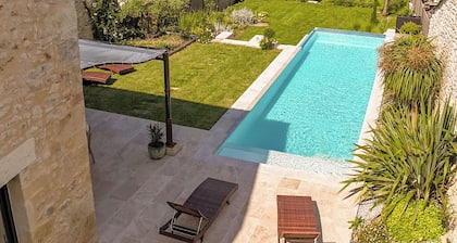 Piscine à débordement chauffée et sécurisée avec vue, à pied d'un restaurant.