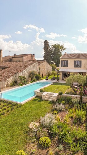 Secure heated infinity pool with valley views of vineyards, walk to restaurant.