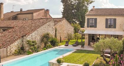 Secure heated infinity pool with valley views of vineyards, walk to restaurant.