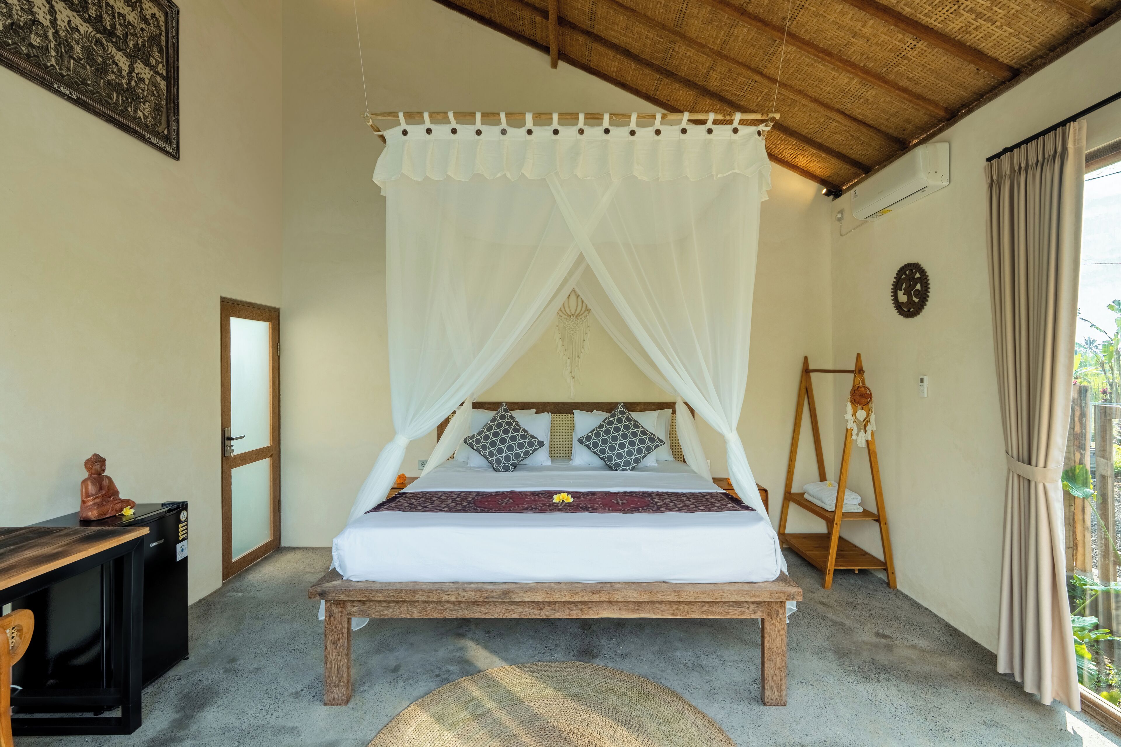 Desk, laptop workspace, free WiFi