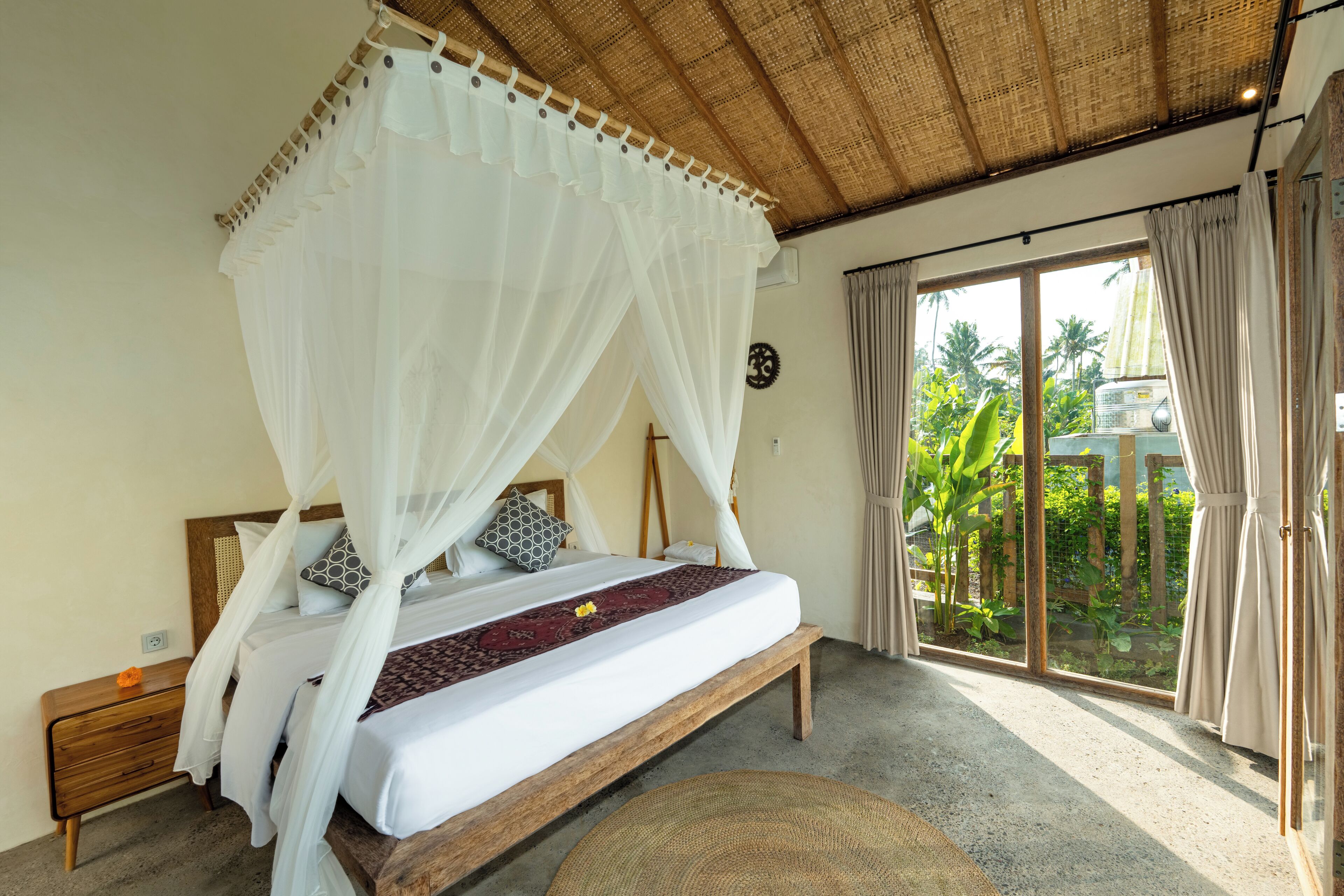 Desk, laptop workspace, free WiFi