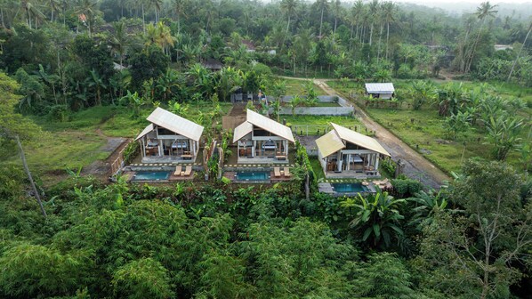 Three modern bungalows with swimming pools, surrounded by lush tropical vegetation. - Sayuban Villa (Bangli)