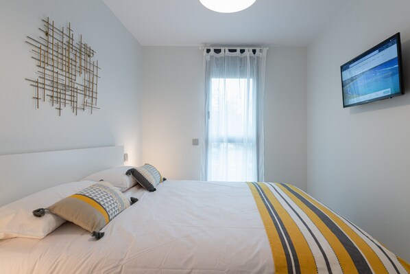 Casa | 1 dormitorio y tabla de planchar con plancha