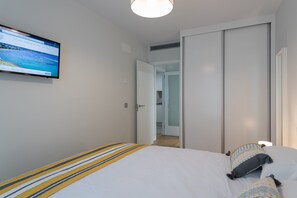 1 chambre, fer et planche à repasser