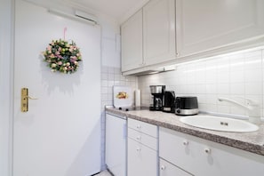 Refrigerador, lavavajillas, cafetera y tetera y tostadora