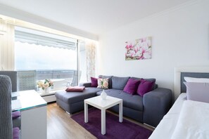 Smart-TV, Tischfußball, Tischtennisplatte, Drucker