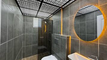 Douche, sèche-cheveux, serviettes fournies, savon