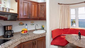 Private kitchen - Beachfront House in Playa del Aguila With Pool (San Bartolomé de Tirajana)
