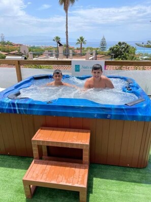 Outdoor spa tub - Ninfa sul Mare Apartments  (Ricadi)