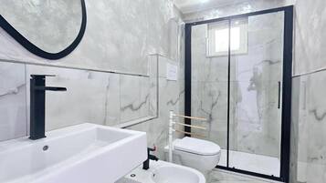 Kostenlose Toilettenartikel, Hausschuhe, Seife, Shampoo