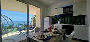 Kursi makan untuk bayi