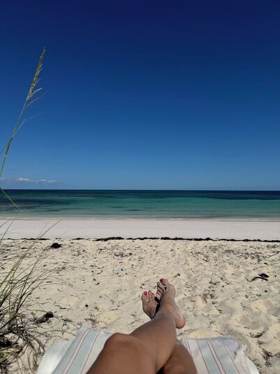 Remote Beachfront Treasure 4-bedroom villa WiFi and AC on Windermere Eleuthera
