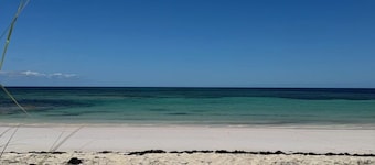 Remote Beachfront Treasure 4-bedroom villa WiFi and AC on Windermere Eleuthera