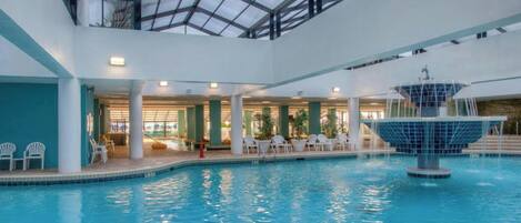 Alberca techada y alberca al aire libre