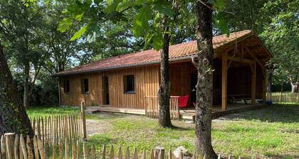 Nice wooden house under the oaks, in a quiet area, 5 minutes from the lake and the village.