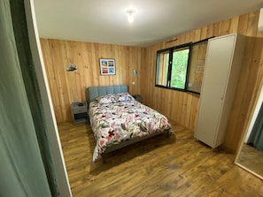 3 habitaciones, tabla de planchar con plancha y ropa de cama 