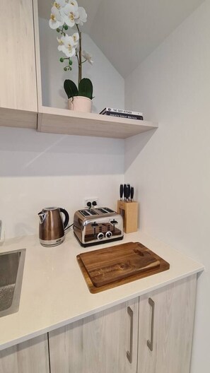冷蔵庫、電子レンジ、オーブン、コンロ