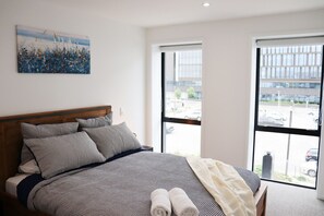 2 chambres, fer et planche à repasser, Wi-Fi, draps fournis