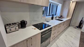 Refrigerador, microondas, horno, placa de cocina