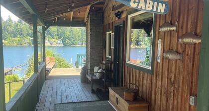 Charming 1 bedroom cabin on Lake Bosworth. Close to historic downtown Snohomish
